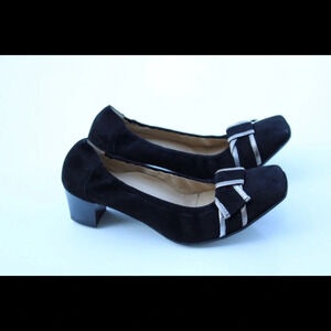 Brunate low pumps